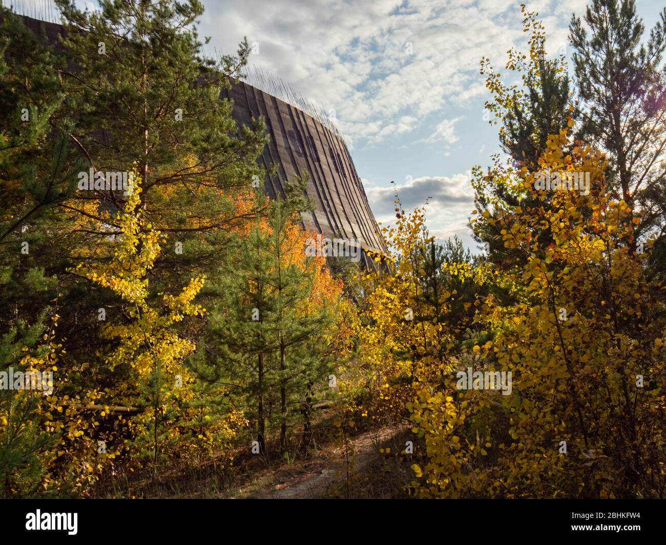 Torre di raffreddamento incompiuta nella zona di Cernobyl nel pomeriggio, autunno stagione, edificio abbandonato della centrale nucleare di Cernobyl, Ucraina Foto Stock