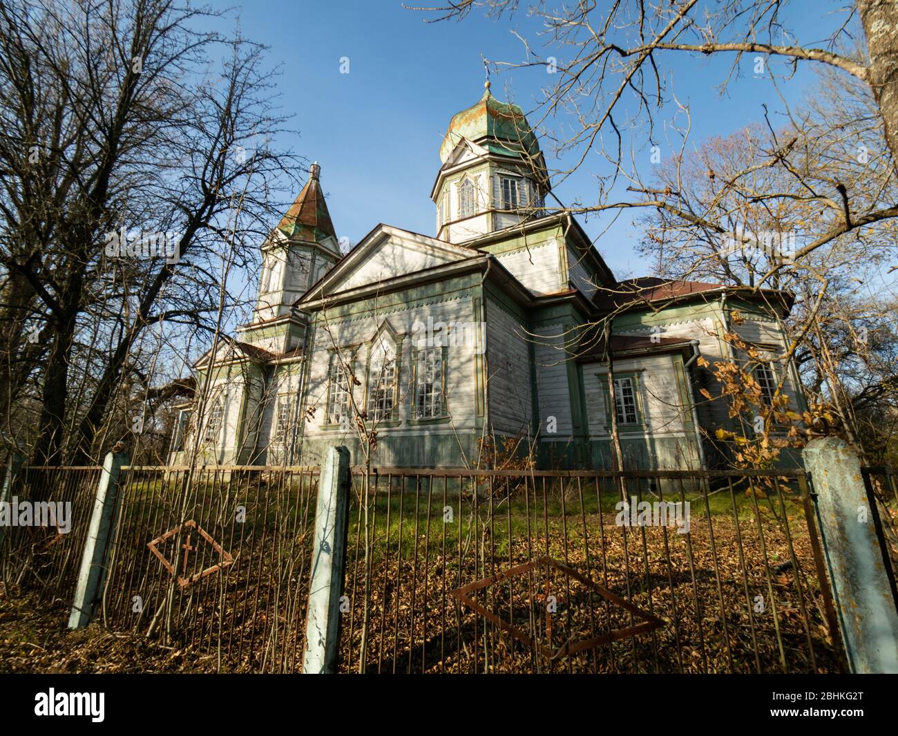 Chiesa ortodossa di San Michele a Krasne, piccolo villaggio situato nella zona di esclusione di Cernobyl in Ucraina Foto Stock