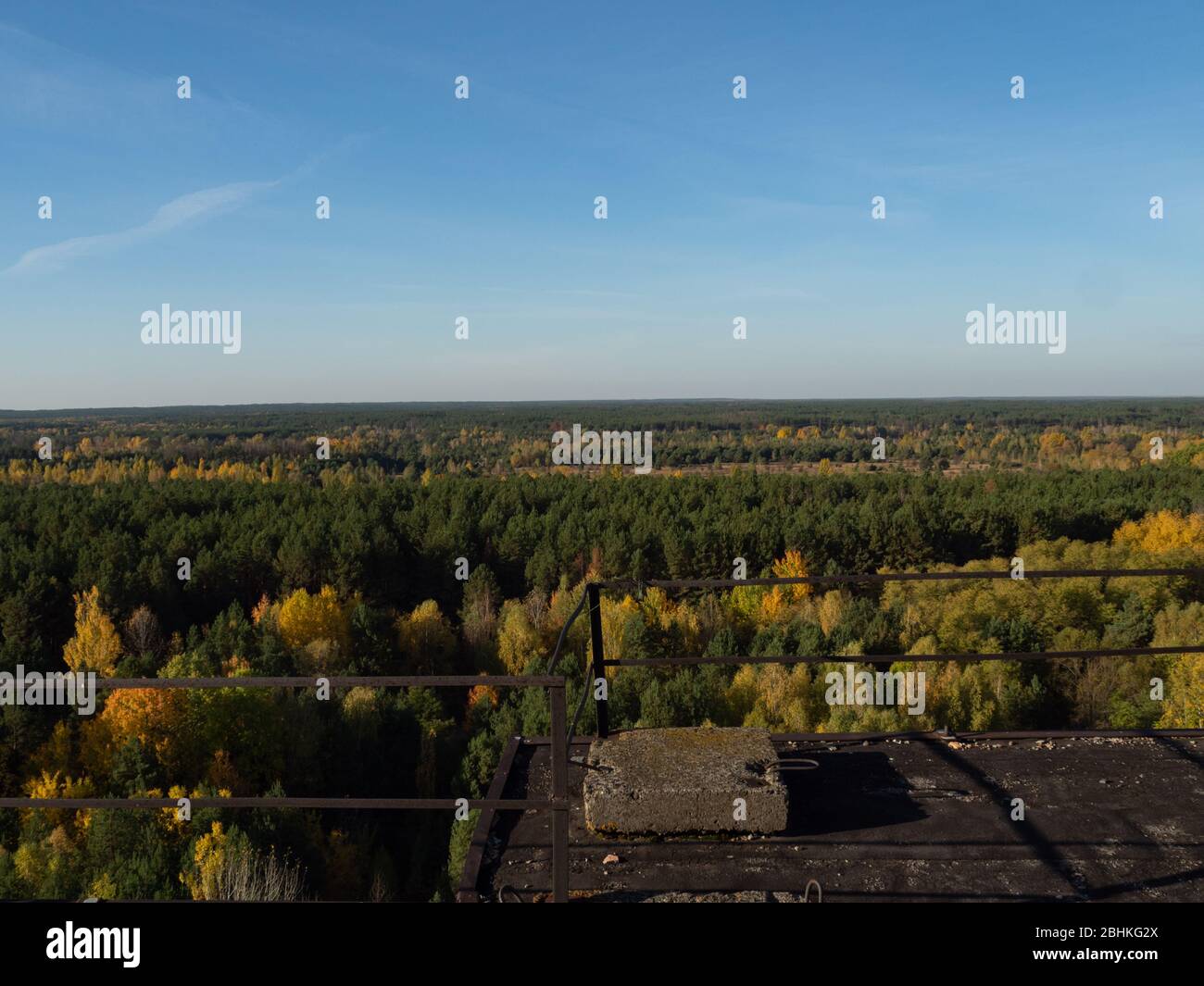 Vista dal tetto della città fantasma Pripyat, città post apocalittica, stagione autunnale nella zona di esclusione di Cernobyl, Ucraina Foto Stock