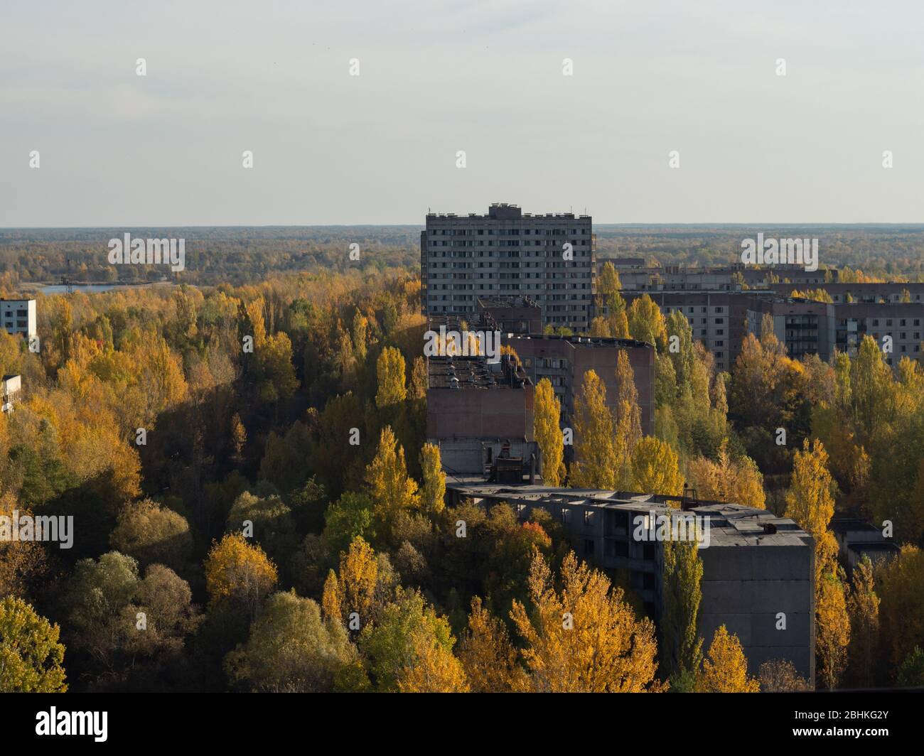 Vista dal tetto della città fantasma Pripyat, città post apocalittica, stagione autunnale nella zona di esclusione di Cernobyl, Ucraina Foto Stock