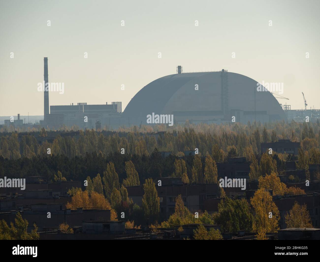 Vista dal tetto della città fantasma Pripyat, città post-apocalittica e nuovo sarcofago della centrale nucleare di Cernobyl stagione autunnale nella zona di esclusione di Cernobyl, Foto Stock