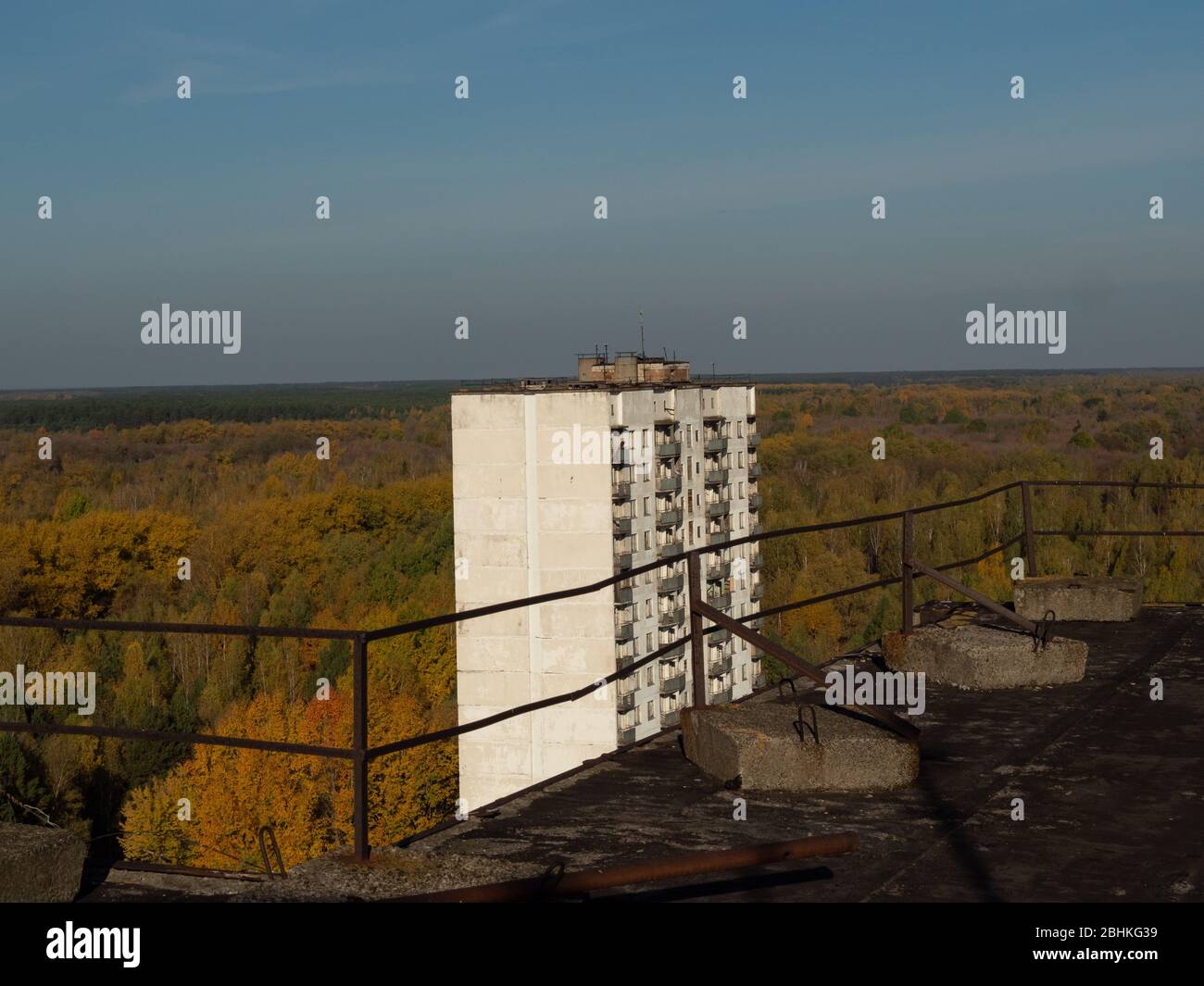 Vista dal tetto della città fantasma Pripyat, città post apocalittica, stagione autunnale nella zona di esclusione di Cernobyl, Ucraina Foto Stock