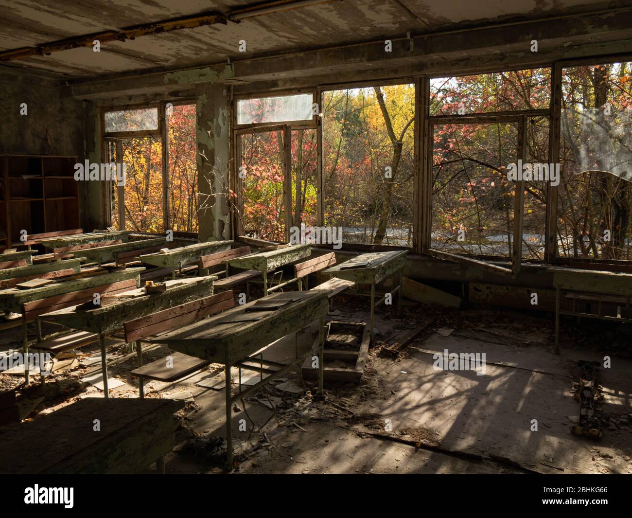 Classe nella scuola abbandonata a Pripyat. Zona di esclusione di Cernobyl. Ucraina Foto Stock