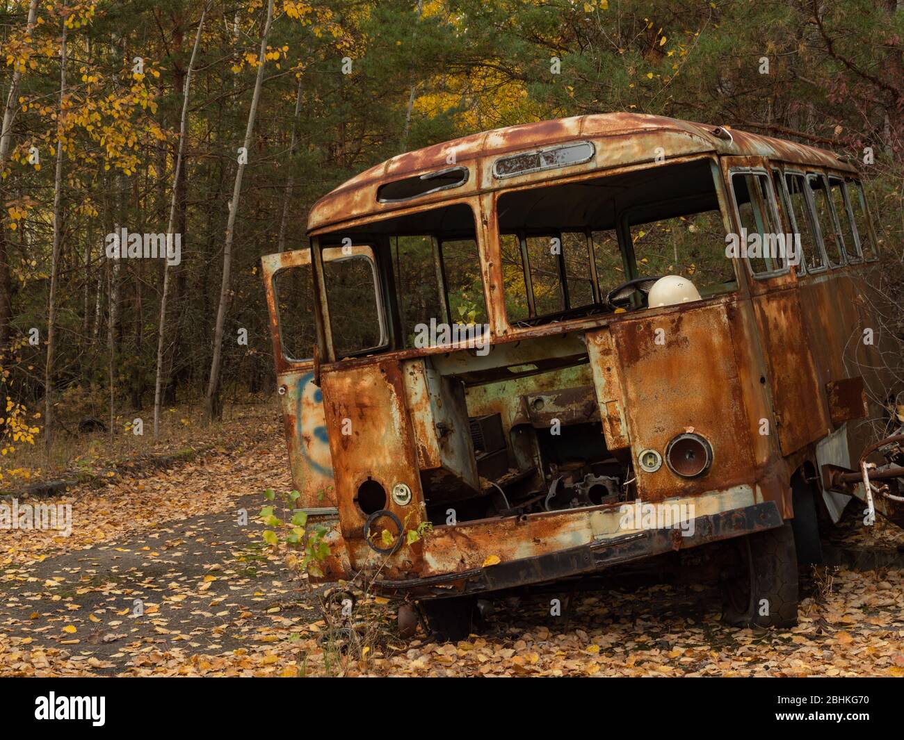 Rottami di un autobus lasciato dopo il disastro di Cernobyl. Zona di esclusione di Cernobyl, Ucraina. Foto Stock