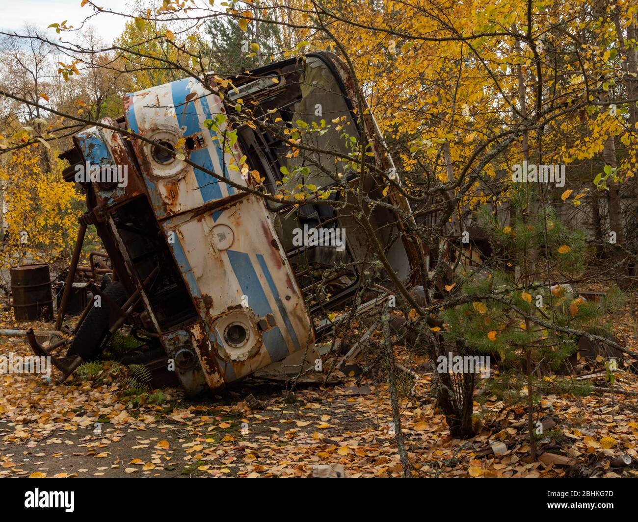 Rottami di un autobus lasciato dopo il disastro di Cernobyl. Zona di esclusione di Cernobyl, Ucraina. Foto Stock
