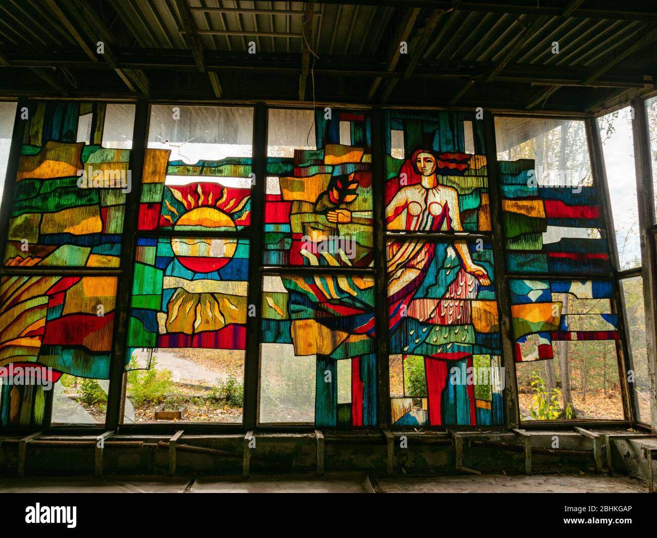 Pripyat/Ucraina - 13/10/2020. Le vetrate del caffè abbandonato a Pripyat. Foto Stock