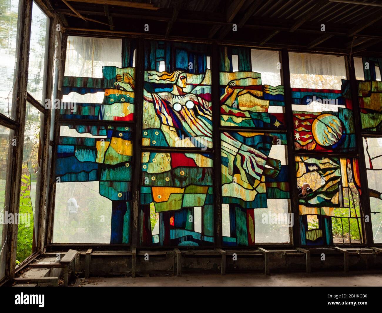 Pripyat/Ucraina - 13/10/2020. Le vetrate del caffè abbandonato a Pripyat. Foto Stock