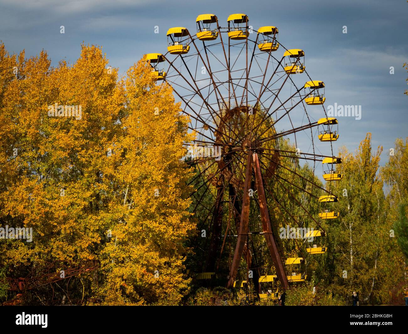 Ruota panoramica nel parco divertimenti abbandonato nella città fantasma Pripyat, città post apocalittica, stagione autunnale nella zona di esclusione di Chernobyl, Ucraina Foto Stock