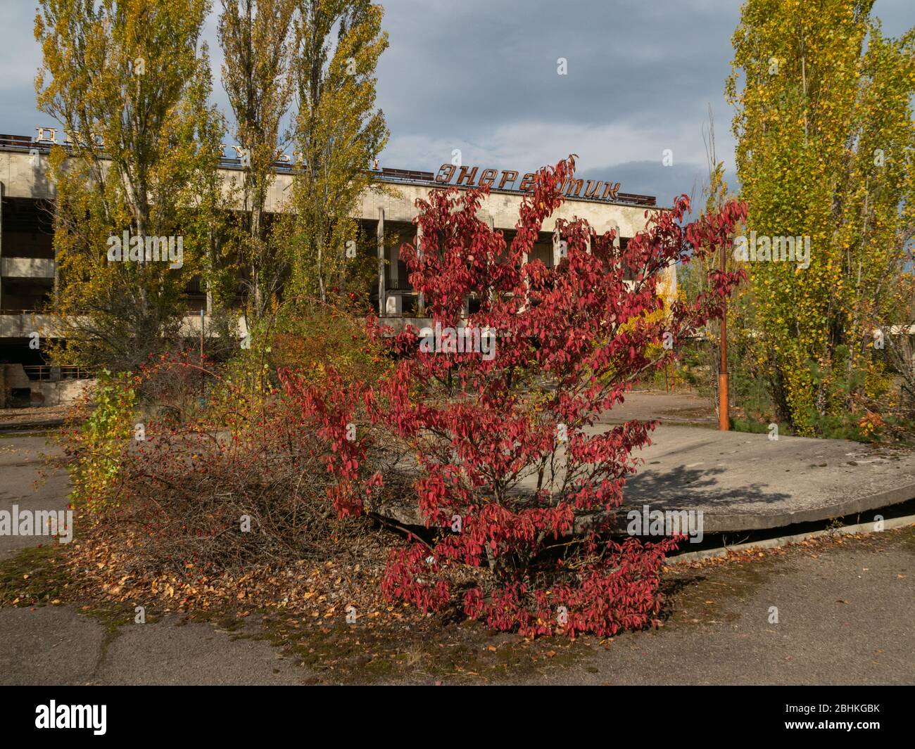 Casa di cultura energetica in abbandonata città fantasma Pripyat, città post apocalittica, stagione autunnale nella zona di esclusione di Cernobyl, Ucraina. Iscrizione nella Foto Stock