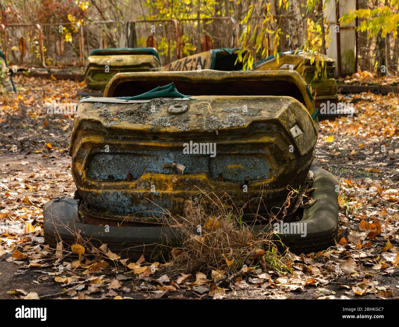 Auto da bumper nel parco divertimenti abbandonato di Pripyat, Chernobyl Exclusion zone in autunno. Ucraina Foto Stock