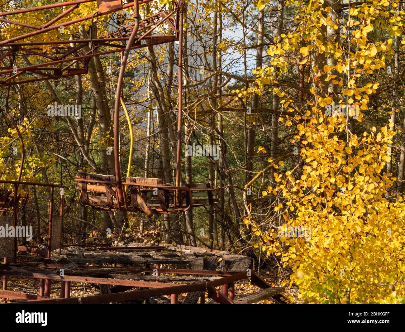 Parco divertimenti abbandonato nella città fantasma Pripyat. Alberi coltivati e edifici in collasso a Pripyat, zona di esclusione di Chernobyl. Ucraina Foto Stock