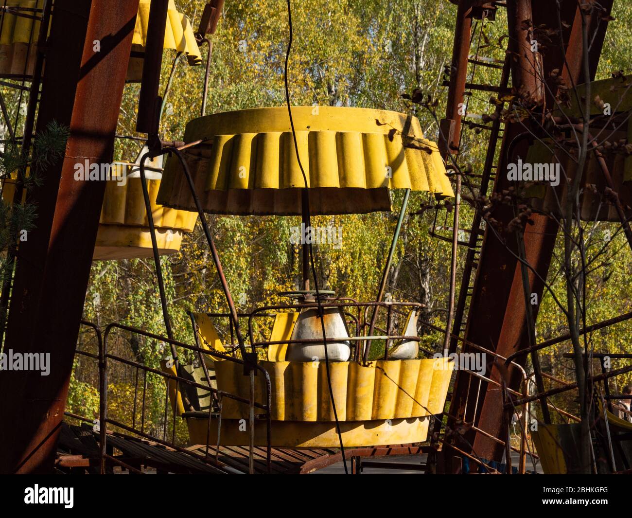 Primo piano della ruota ferris nel parco divertimenti abbandonato nella città fantasma Pripyat, città post apocalittica, stagione autunnale nella zona di esclusione di Cernobyl, Ucraina Foto Stock