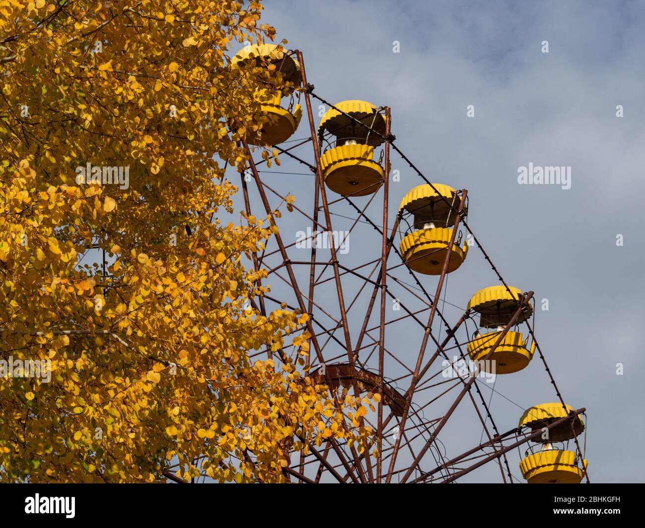 Ruota panoramica nel parco divertimenti abbandonato nella città fantasma Pripyat, città post apocalittica, stagione autunnale nella zona di esclusione di Chernobyl, Ucraina Foto Stock