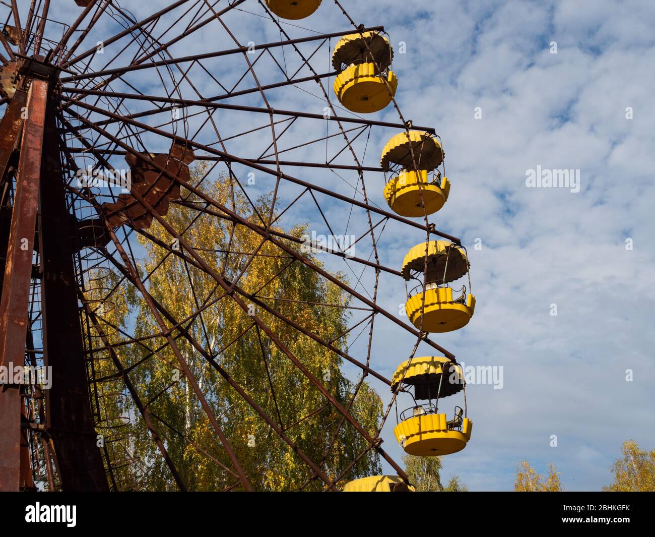 Ruota panoramica nel parco divertimenti abbandonato nella città fantasma Pripyat, città post apocalittica, stagione autunnale nella zona di esclusione di Chernobyl, Ucraina Foto Stock