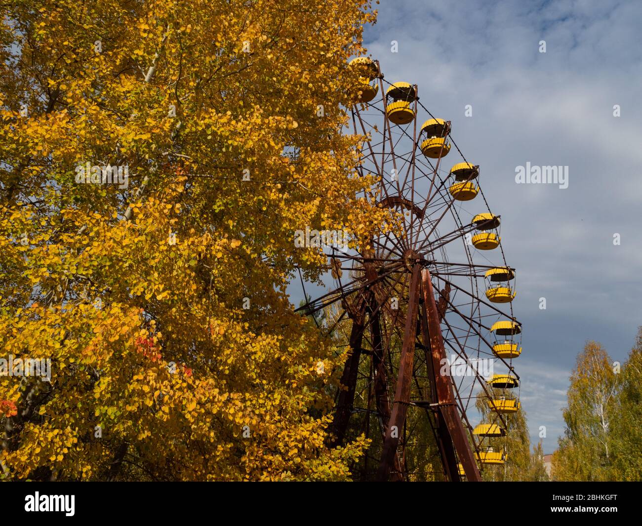 Ruota panoramica nel parco divertimenti abbandonato nella città fantasma Pripyat, città post apocalittica, stagione autunnale nella zona di esclusione di Chernobyl, Ucraina Foto Stock