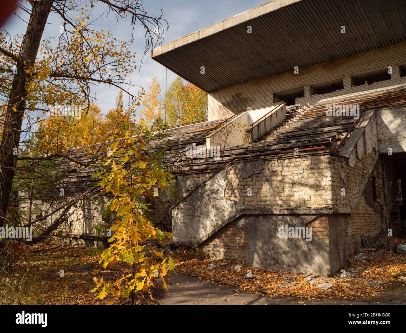 Tribuna abbandonata dello stadio Avangard, presa dalla natura nella città fantasma Pripyat nella zona di esclusione di Chernobyl. Ucraina Foto Stock