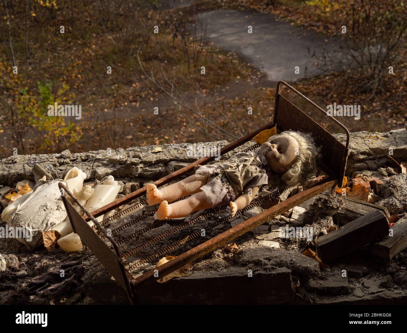 Una bambola in un edificio abbandonato dell'asilo dopo l'esplosione del reattore di Cernobyl. Pripyat Ucraina Foto Stock