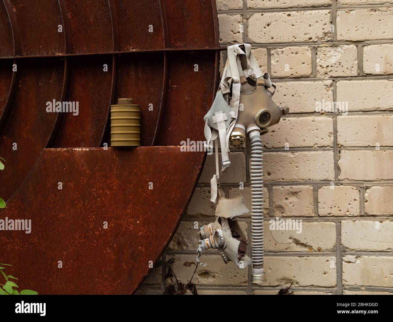 Lasciata sopra la maschera di gas utilizzata durante la liquidazione degli effetti del disastro di Cernobyl. Cernobyl, Ucraina Foto Stock