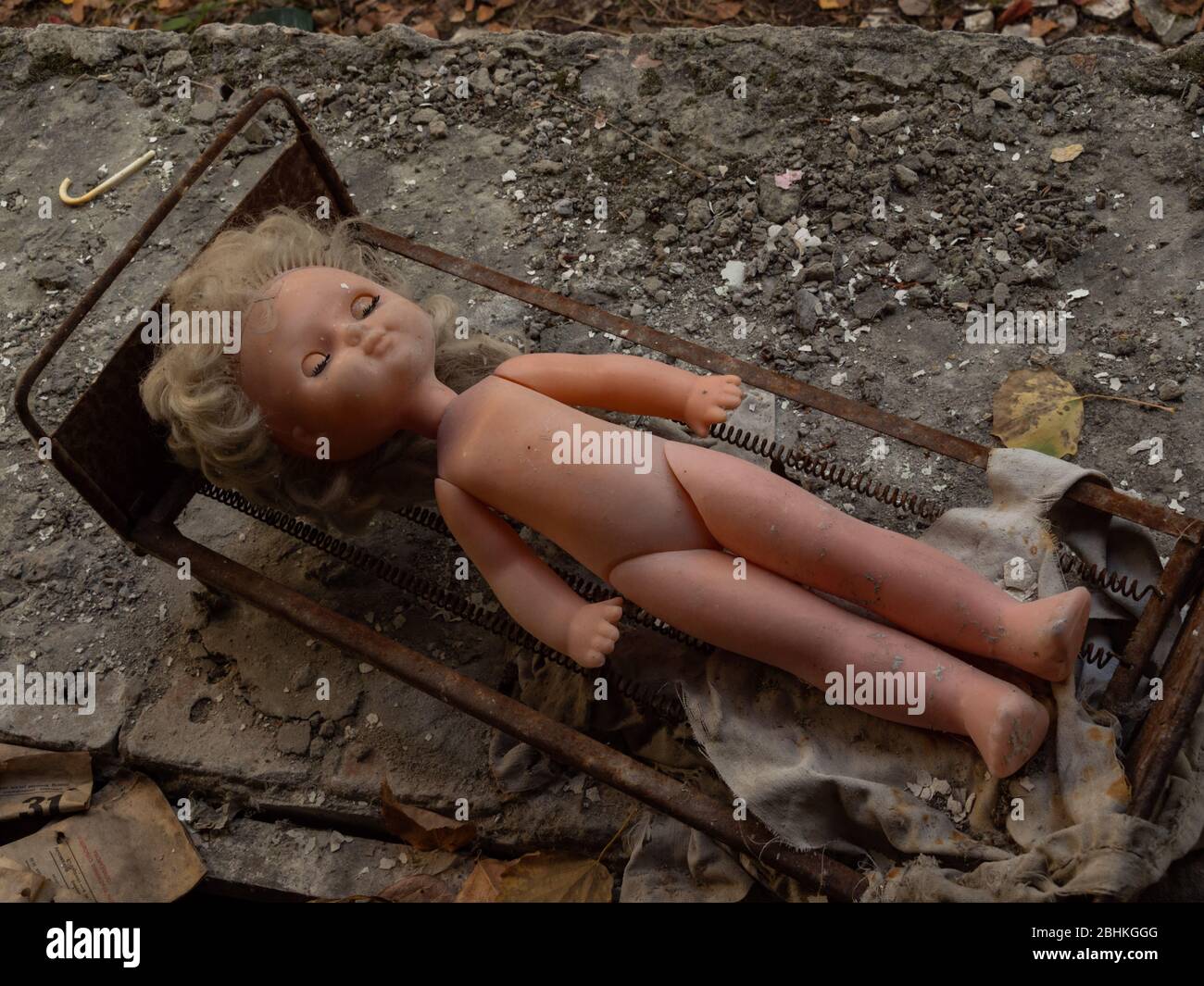Una bambola in un edificio abbandonato dell'asilo dopo l'esplosione del reattore di Cernobyl. Pripyat Ucraina Foto Stock
