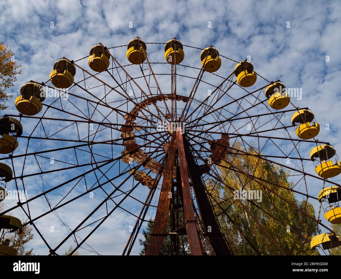 Ruota panoramica nel parco divertimenti abbandonato nella città fantasma Pripyat, città post apocalittica, stagione autunnale nella zona di esclusione di Chernobyl, Ucraina Foto Stock