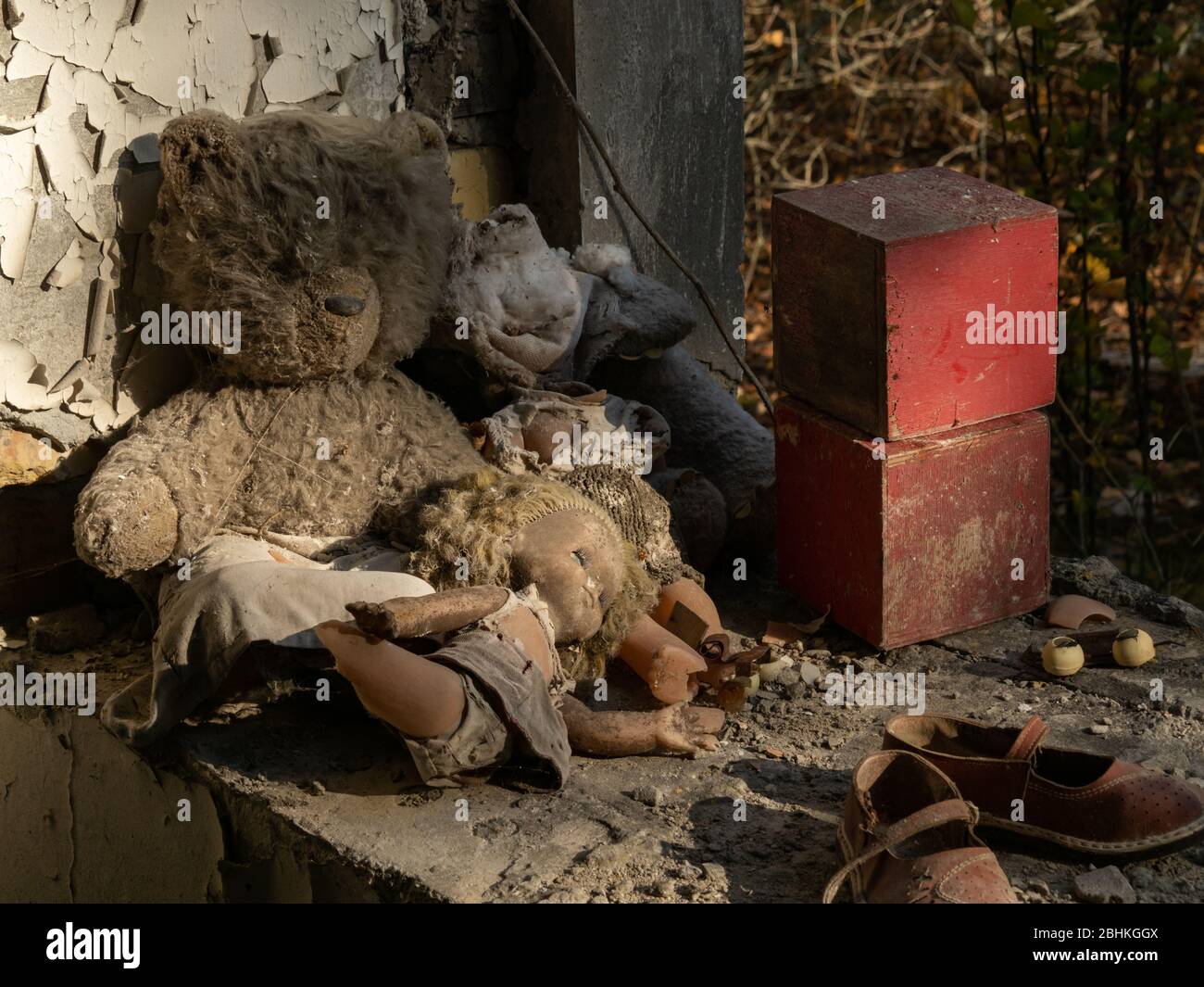 Bambole e giocattoli in un edificio abbandonato dell'asilo dopo l'esplosione del reattore di Cernobyl. Pripyat Ucraina Foto Stock