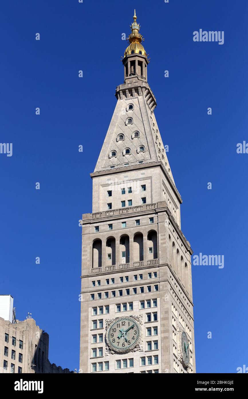 Metropolitan Life Insurance Company Tower, New York, New York, la Met Life Clock Tower nel Madison Square Park, adagiata contro un cielo soleggiato. Foto Stock