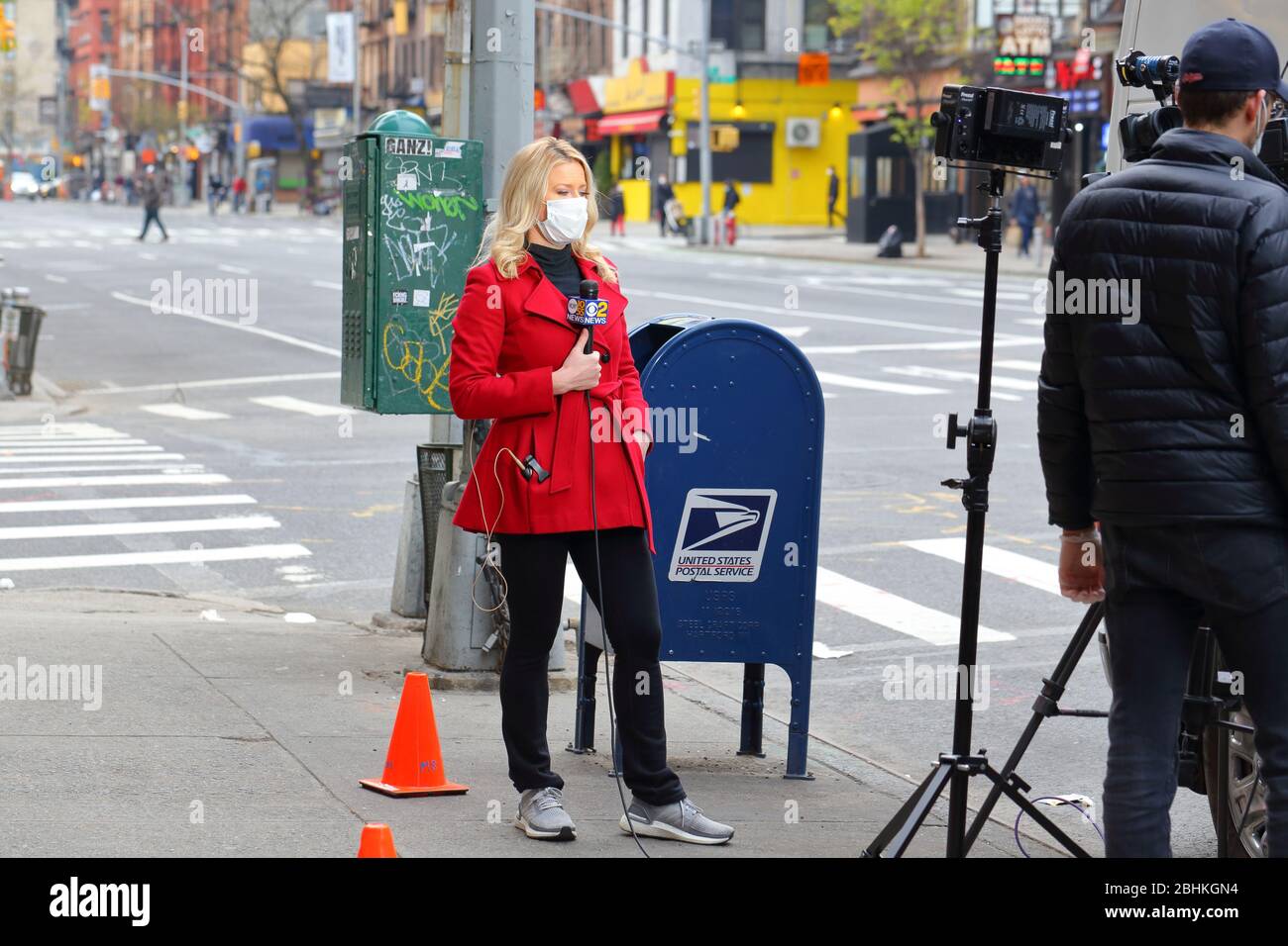 Una maschera indossando CBS New York news reporter Alice Gainer circa per registrare un coronavirus COVID-19 notizie relative a New York, 23 aprile 2020. Foto Stock