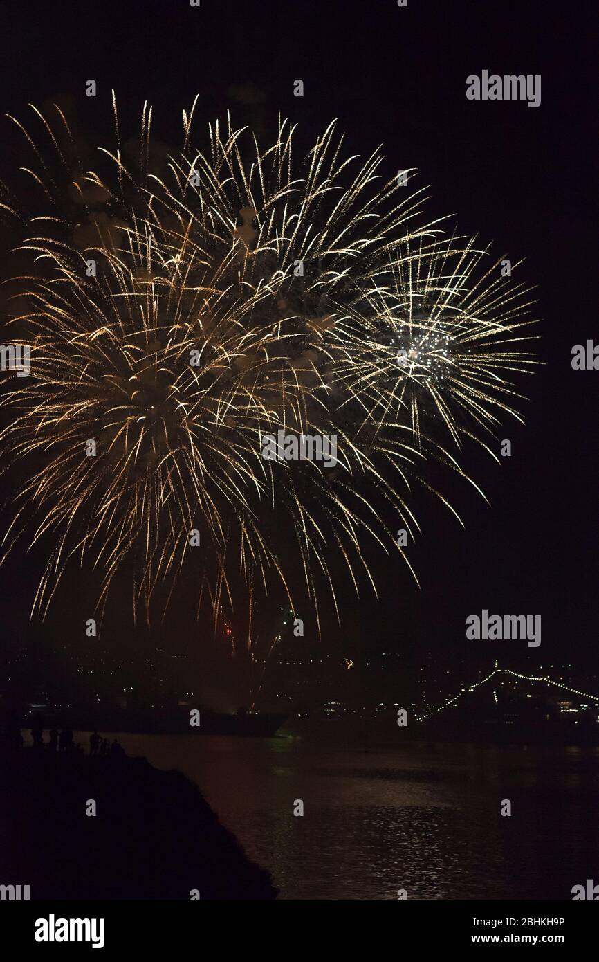 Sevastopol, Crimea, Russia - 28 luglio 2019: Fuochi d'artificio il giorno della Marina nella baia di Sevastopol, Crimea Foto Stock