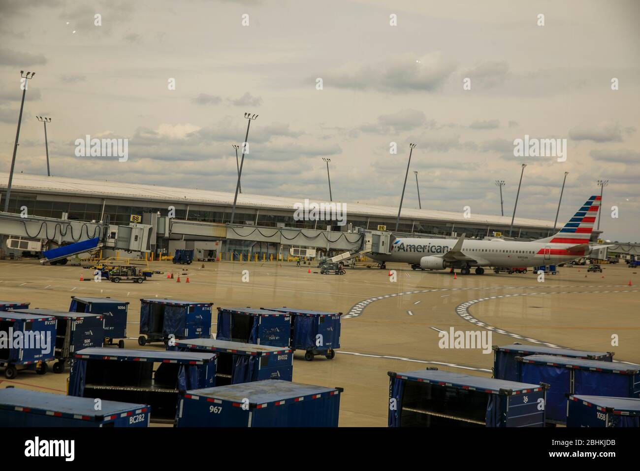 25 aprile 2020 - Indianapolis, Indiana: I carrelli per bagagli sono vuoti all'Aeroporto Internazionale di Indianapolis, Sabato 25 aprile 2020 durante l'emergenza COVID-19/Coronavirus. Molti voli sono stati annullati. Foto Stock