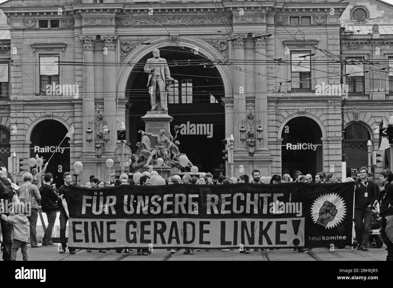 " Per i nostri diritti di una ala leeft punch' è scritto sul poster dei contestatori a livello nazionale la Giornata del lavoro Foto Stock