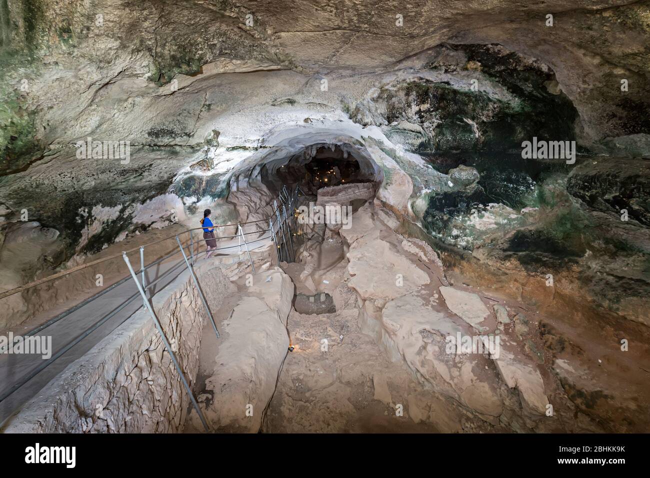 Passaggio principale a Ghar Dalam, grotta archeologica, Malta Foto Stock