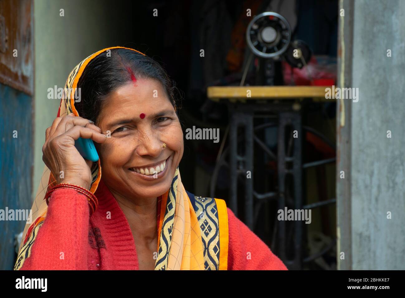 Donna che parla al telefono cellulare Foto Stock