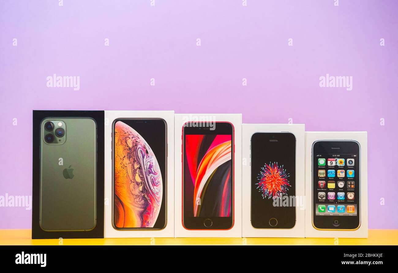 Parigi, Francia - 26 aprile 2020: Pacchetti multipli schede di Apple computer iphone smartphpone iPhone 3gs, se 2016, se 2020, XS e 11 Pro con triple fotocamere - collezione vintage e nuova Foto Stock
