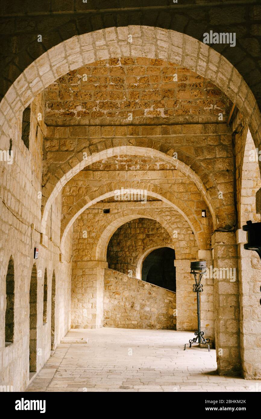 Fort Lovrienac all'interno. Antico corridoio ad arco in pietra nella fortezza di Lovrienac a Dubrovnik Foto Stock