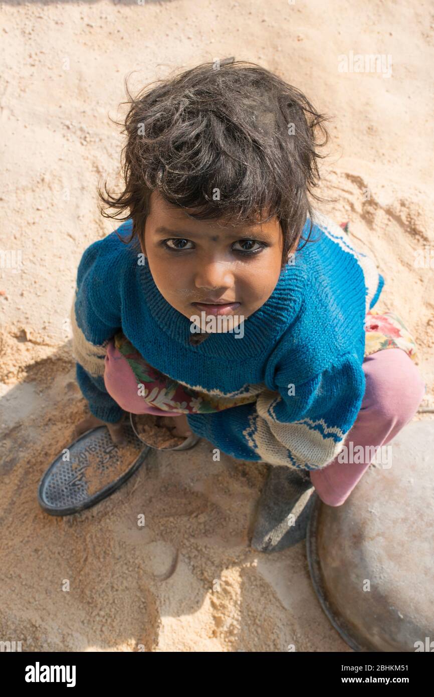 Ritratto di bambino povero felice nella parte rurale dell'India Foto Stock