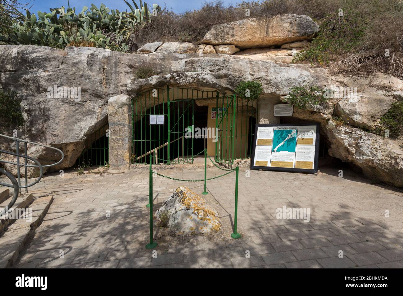 Ingresso a Ghar Dalam, grotta archeologica, Malta Foto Stock
