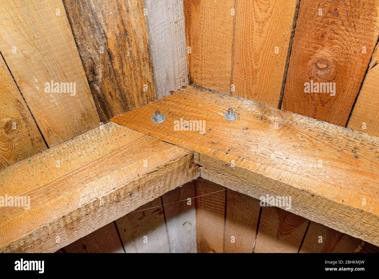 Tetto in capriate tipo rafter, vista ravvicinata dall'interno, tetto in legno. Foto Stock