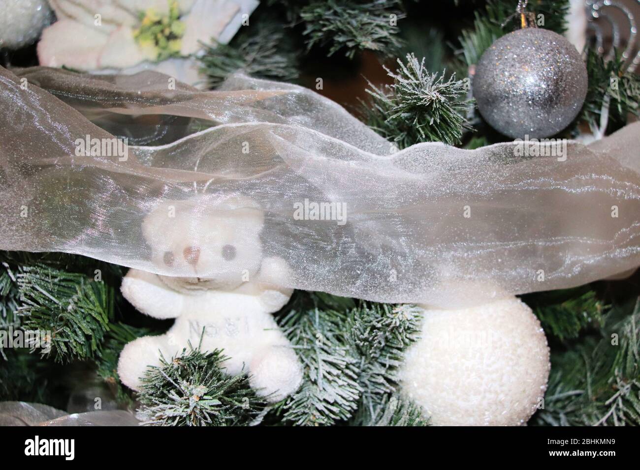 Decorazioni Natalizie Bianche.Decorazioni Natalizie Sull Albero Di Natale Con Decorazioni Bianche Foto Stock Alamy