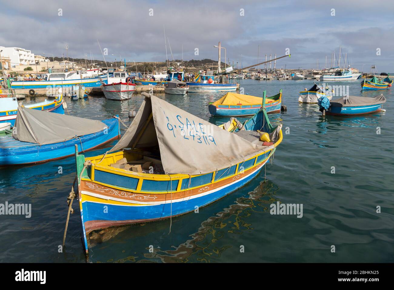 Luzzu barca da pesca in vendita, Marsaxlokk, Malta Foto Stock