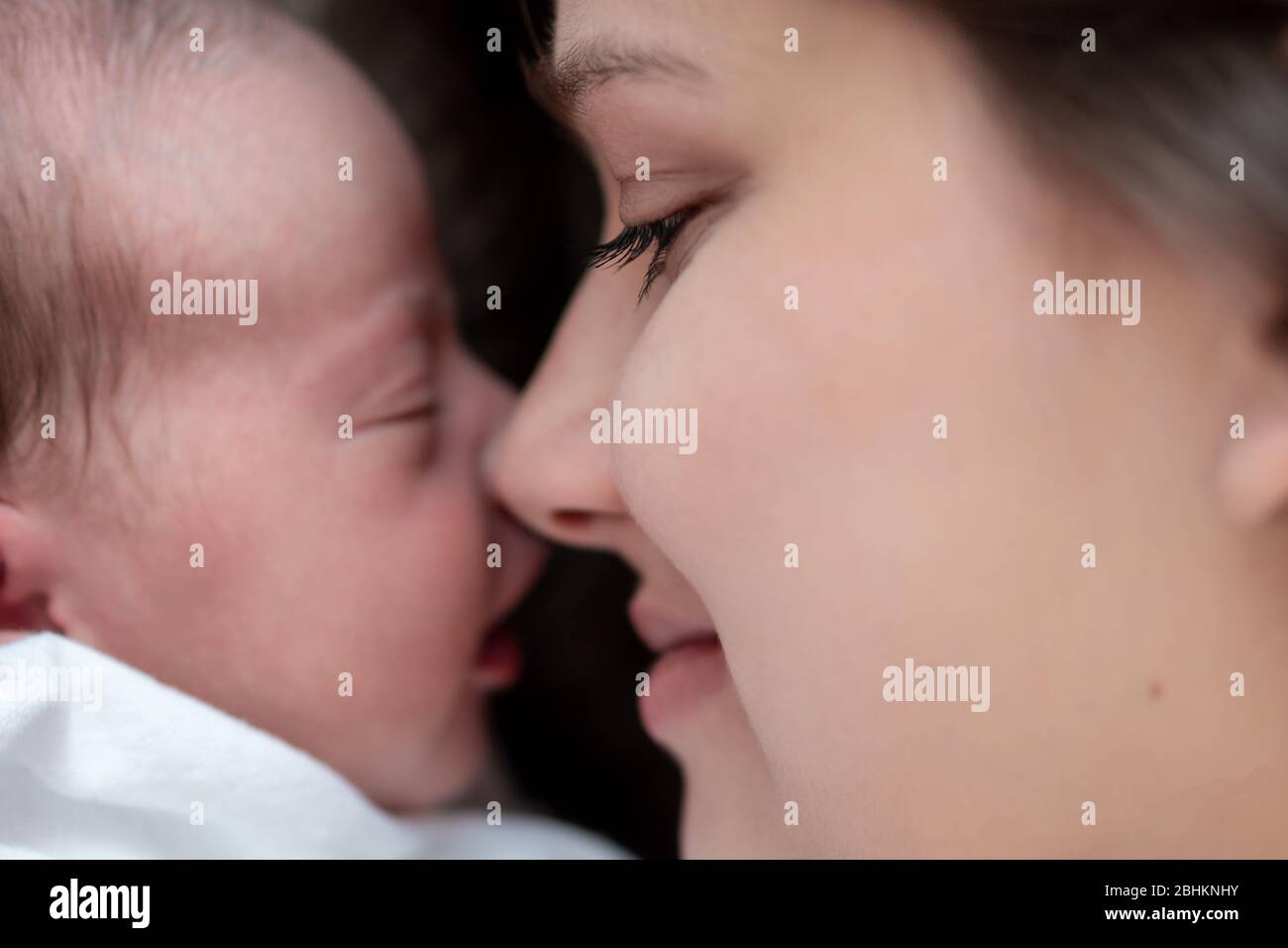 maternità, infanzia, infanzia, famiglia, cura, medicina, sonno, salute, maternità concetto - ritratto di mamma con neonato avvolto in pannolino su Foto Stock