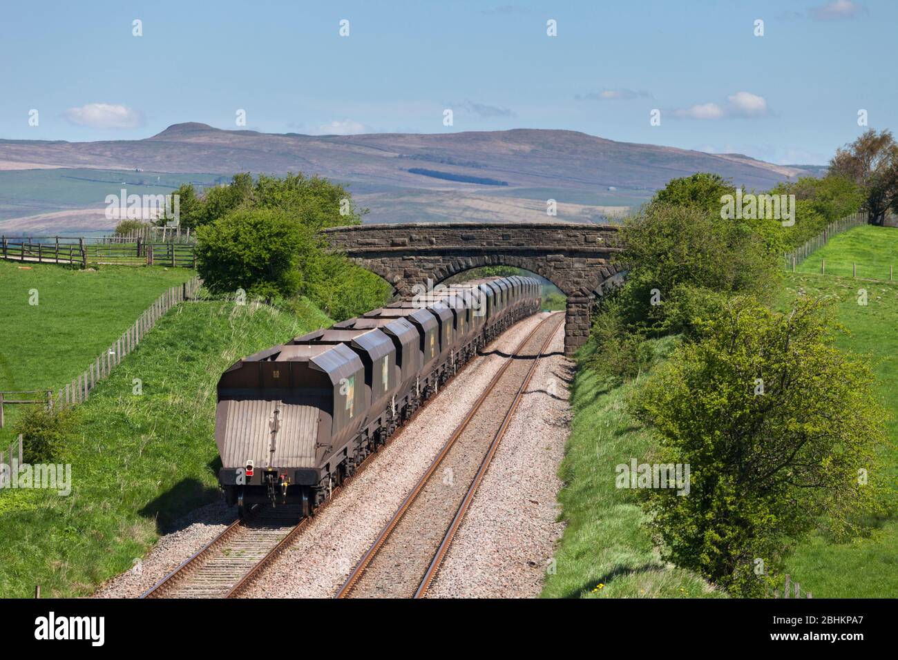 Freightliner 'il treno merci di carbone 'di andare intorno 'che cruccia la cima sulla linea ferroviaria a Paythorne, sulla ferrovia di Blackburn a Hellifiled Foto Stock