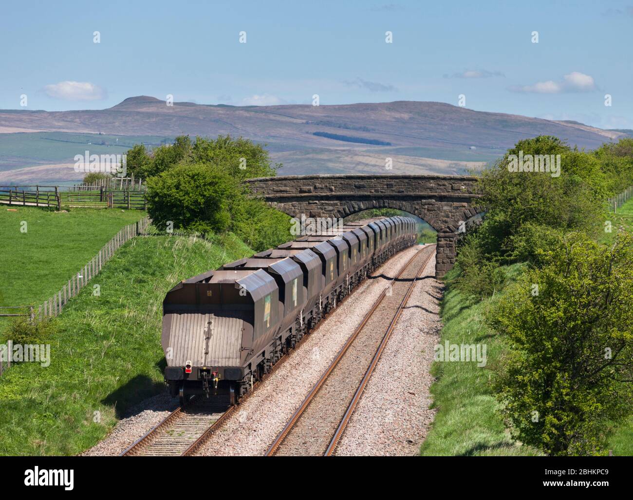 Freightliner 'il treno merci di carbone 'di andare intorno 'che cruccia la cima sulla linea ferroviaria a Paythorne, sulla ferrovia di Blackburn a Hellifiled Foto Stock
