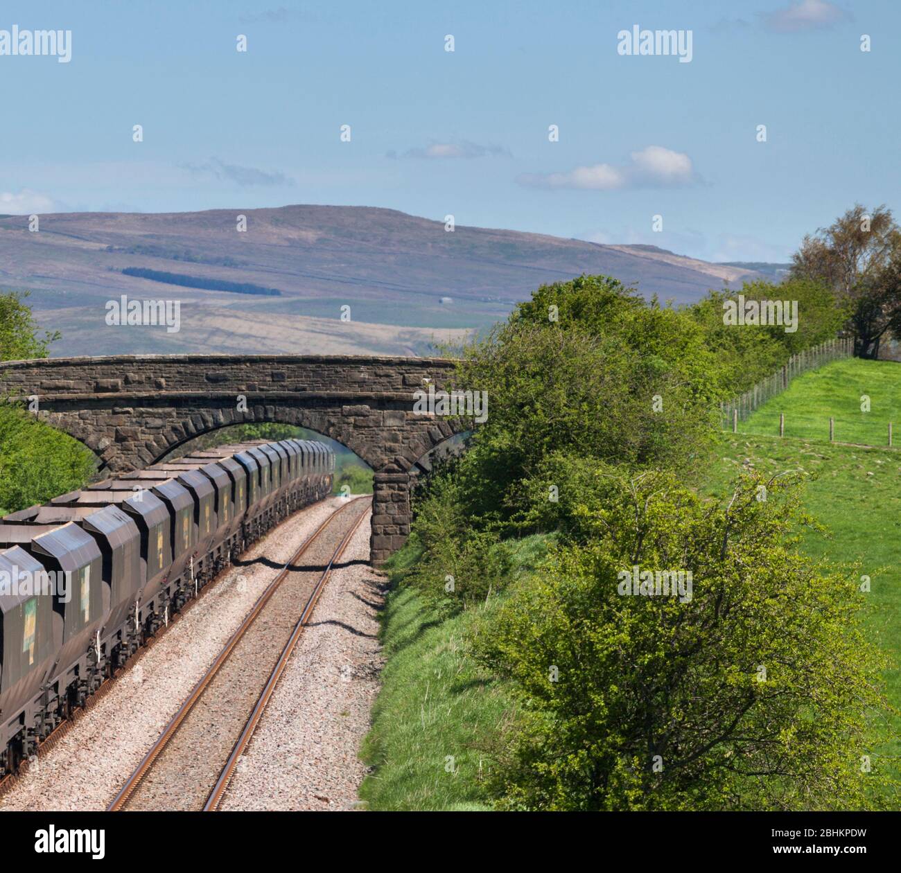 Freightliner 'il treno merci di carbone 'di andare intorno 'che cruccia la cima sulla linea ferroviaria a Paythorne, sulla ferrovia di Blackburn a Hellifiled Foto Stock