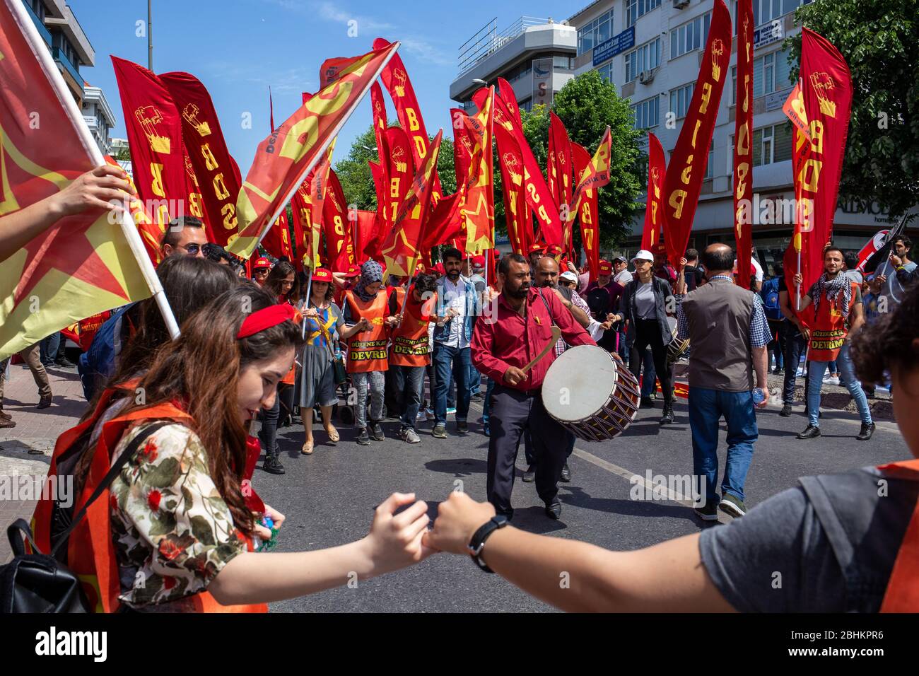 1 maggio 2019, Istanbul, Turchia: Persone che si preparano per il 1° maggio e celebrazioni in Incirli Street di Bakirkoy. Foto Stock