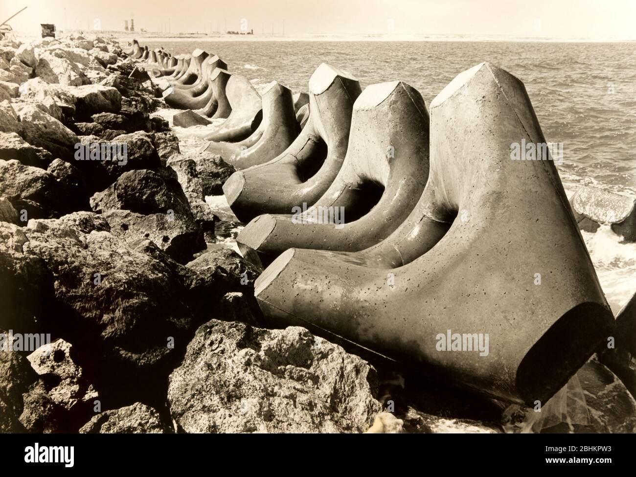 Dubai UAE Staybits by Sea Construction of Harbour Wall 1977 Foto Stock