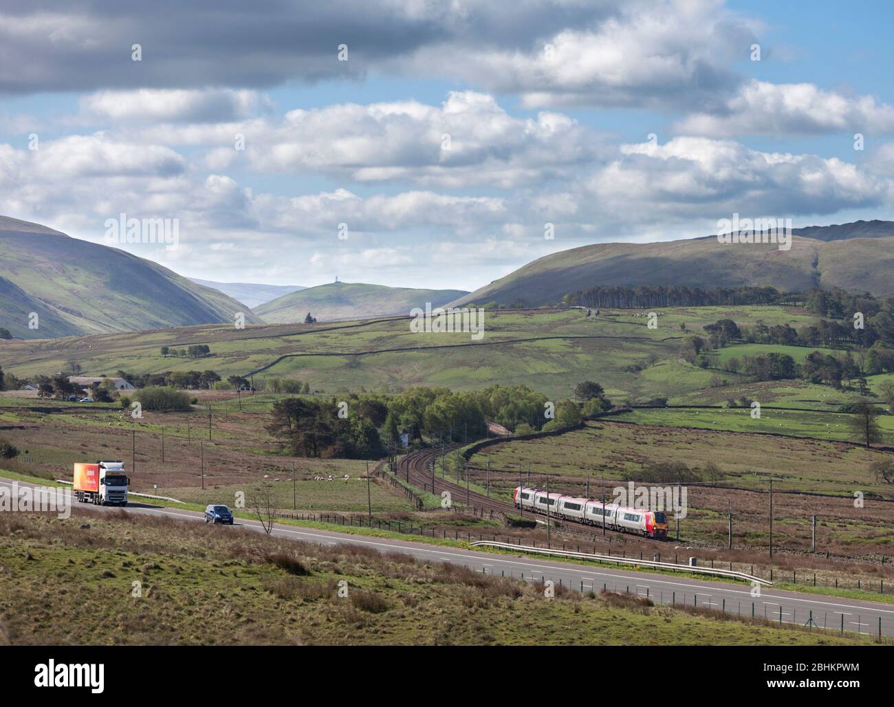 Virgin Trains classe 221 voyager diesel passando Scout Green mentre sale Shap sulla panoramica sezione Cumbria della costa occidentale Foto Stock