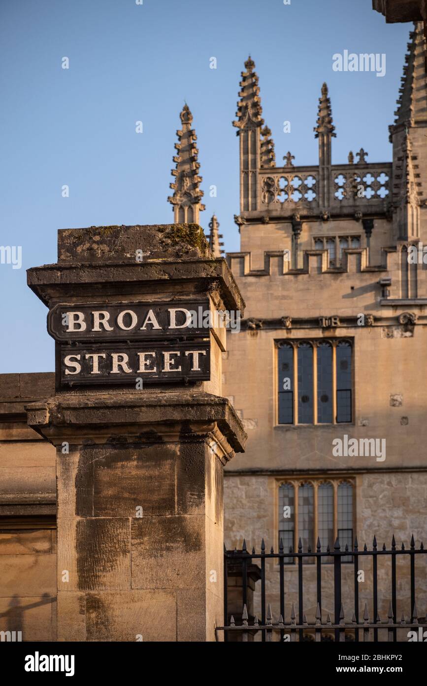 Cartello stradale all'angolo di Broad Street, Oxford Foto Stock