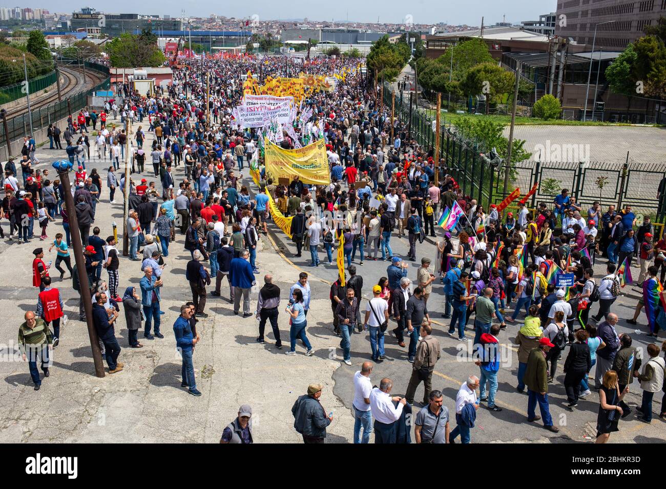 Persone che celebrano la Giornata del lavoro di maggio nella zona del mercato di Bakirkoy, Istanbul. Foto Stock