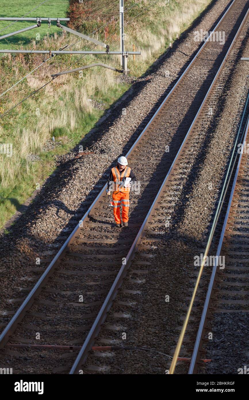 Milnthorpe (nord di Carnforth) effettuare l'ispezione visiva settimanale della linea ferroviaria, la linea è chiusa fino alle 1030 di domenica per questo motivo Foto Stock