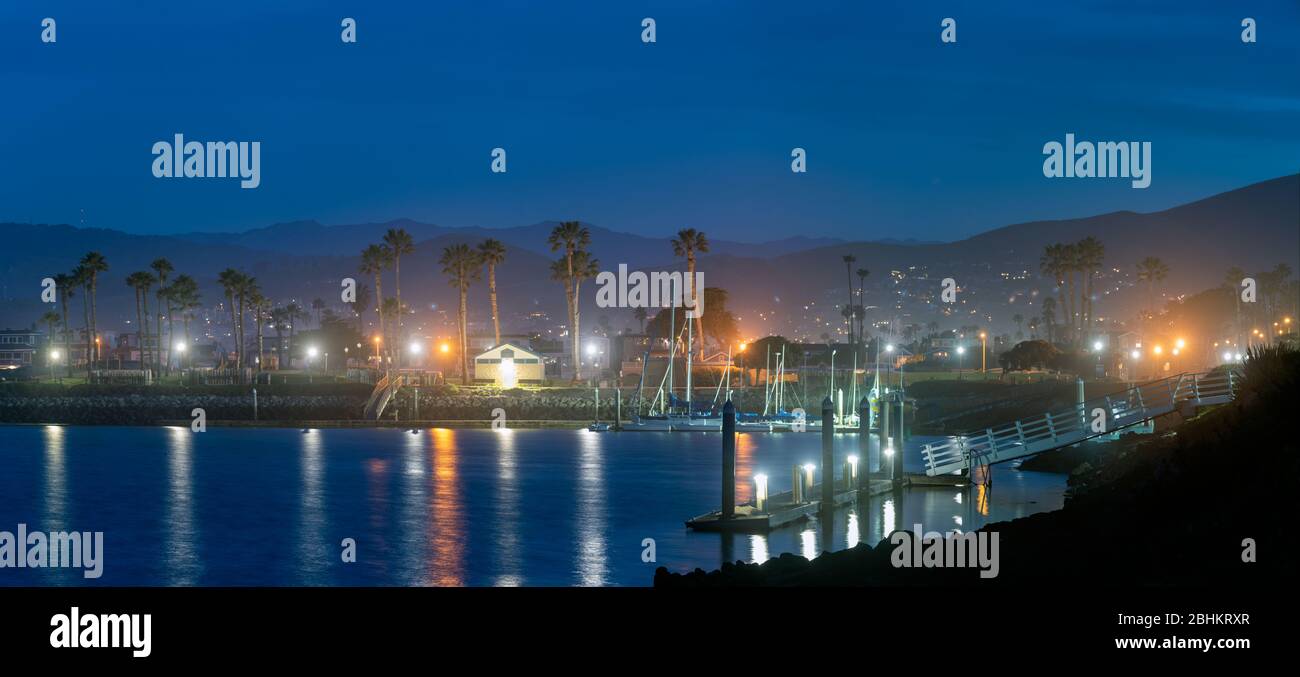 Vista panoramica delle lampade riflesse nell'acqua della baia del porto prima che il sole sorge nel quartiere della California meridionale. Foto Stock